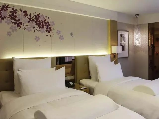 酒店設(shè)計的枕頭、隔斷玻璃門、燈怎么讓人燒腦殼